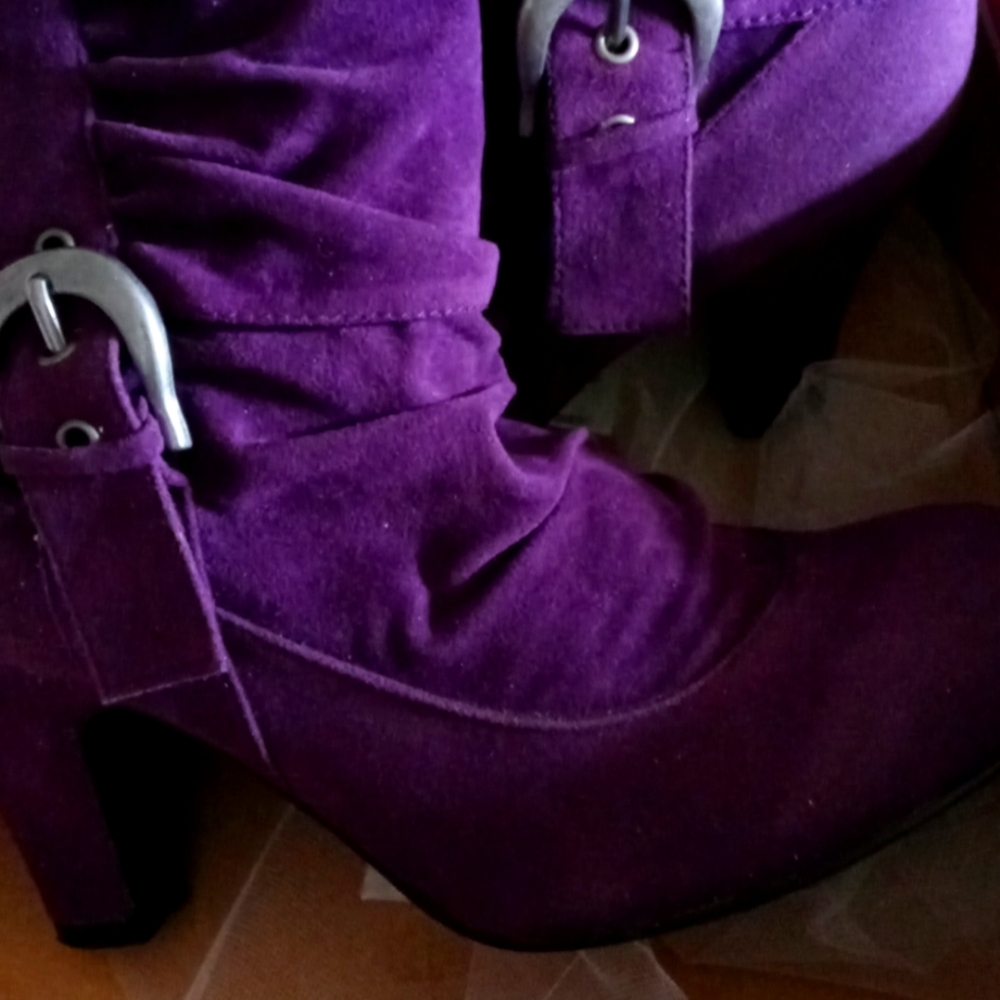 Womens Sz 8 purple suede ankle booties